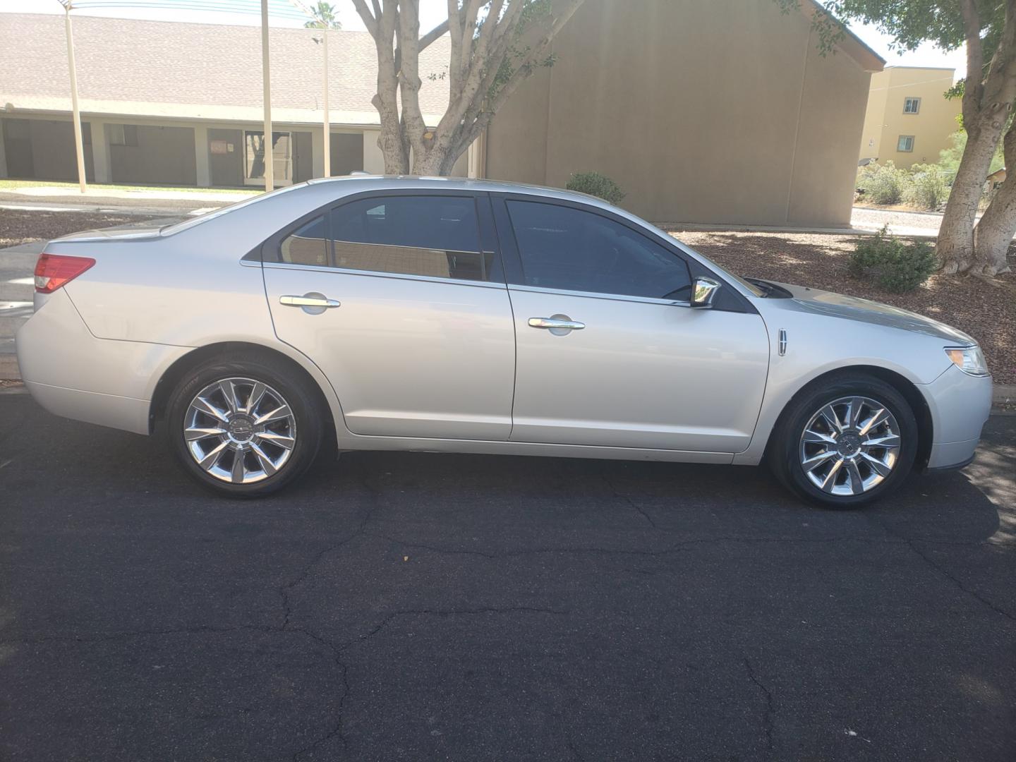 2010 /gray and black Lincoln MKZ base (3LNHL2GCXAR) with an 3.5L V6 DOHC 24V engine, 6-Speed Automatic transmission, located at 323 E Dunlap Ave., Phoenix, AZ, 85020, (602) 331-9000, 33.567677, -112.069000 - 2010 Lincoln MKZ,....... EXCELLENT condition, A Real Must See!!.... No accidents, Stereo/cd Player, Satellite compatible, Phone sync, Bluetooth, Ice cold ac, Clean Black and Gray interior with Black leather seats in near perfect condition, Gorgeous tinted sunroof, power windows, power door locks, cl - Photo#4